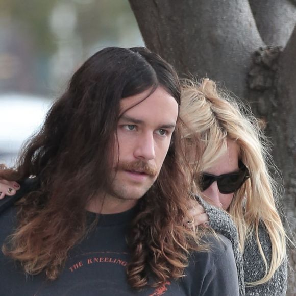 Exclusif - Kesha se cache des photographes derrière son compagnon Brad Ashenfelter à Los Angeles, le 12 novembre 2016. © CPA/Bestimage