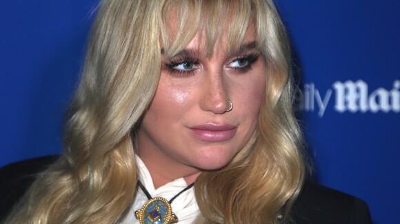 Kesha en larmes à cause de son manager Dr. Luke : "Ça vous bouffe le cerveau"