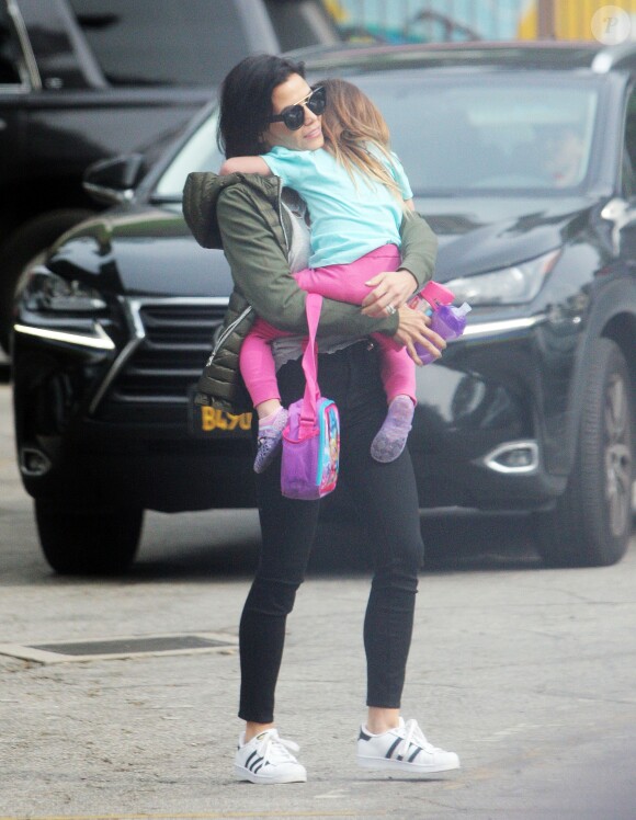 Exclusif - Jenna Dewan avec sa fille Everly dans les bras à Los Angeles, le 18 Janvier 2017.