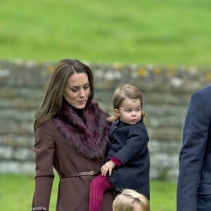 Le prince William, duc de Cambridge, Catherine (Kate) Middleton, duchesse de Cambridge, le prince George de Cambridge et la princesse Charlotte de Cambridge à Englefield, Berkshire, le 25 décembre 2016.