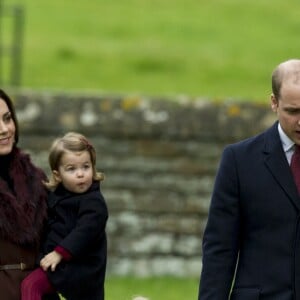 Le prince William, duc de Cambridge, Catherine (Kate) Middleton, duchesse de Cambridge, le prince George de Cambridge et la princesse Charlotte de Cambridge à Englefield, Berkshire, le 25 décembre 2016.