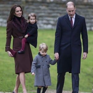 Le prince William, duc de Cambridge, Catherine (Kate) Middleton, duchesse de Cambridge, le prince George de Cambridge et la princesse Charlotte de Cambridge à Englefield, Berkshire, le 25 décembre 2016.