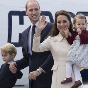 Départ du prince William, duc de Cambridge, Catherine (Kate) Middleton, duchesse de Cambridge, accompagnés de leurs enfants, le prince Georges et la princesse Charlotte après leurs voyage de 8 jours au Canada à Victoria le 1er octobre 2016.