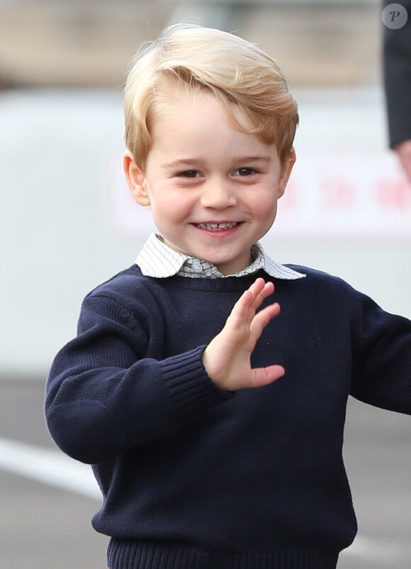 Le prince Georges - Départ du prince William, duc de Cambridge, Catherine (Kate) Middleton, duchesse de Cambridge, accompagnés de leurs enfants, le prince Georges et la princesse Charlotte après leurs voyage de 8 jours au Canada à Victoria le 1er octobre 2016.