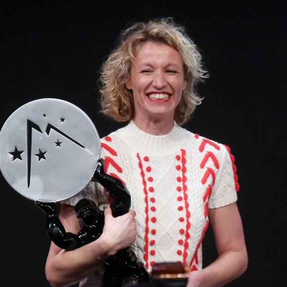 Alexandra Lamy, prix d'interprétation féminine, lors de la cérémonie de clôture du 20e Festival du film de comédie à l'Alpe d'Huez, le 21 janvier 2017. © Dominique Jacovides/Bestimage