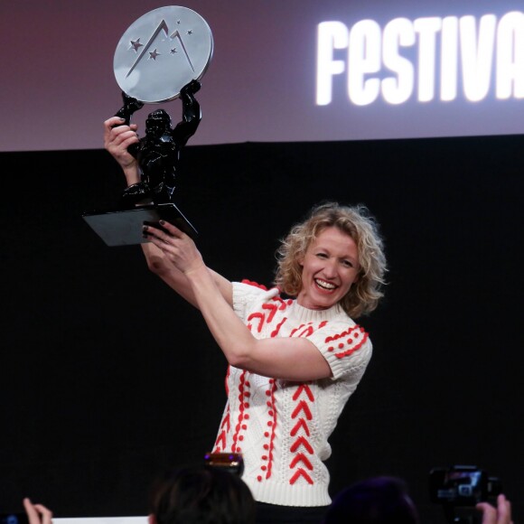 Alexandra Lamy, prix d'interprétation féminine, lors de la cérémonie de clôture du 20e Festival du film de comédie à l'Alpe d'Huez, le 21 janvier 2017. © Dominique Jacovides/Bestimage
