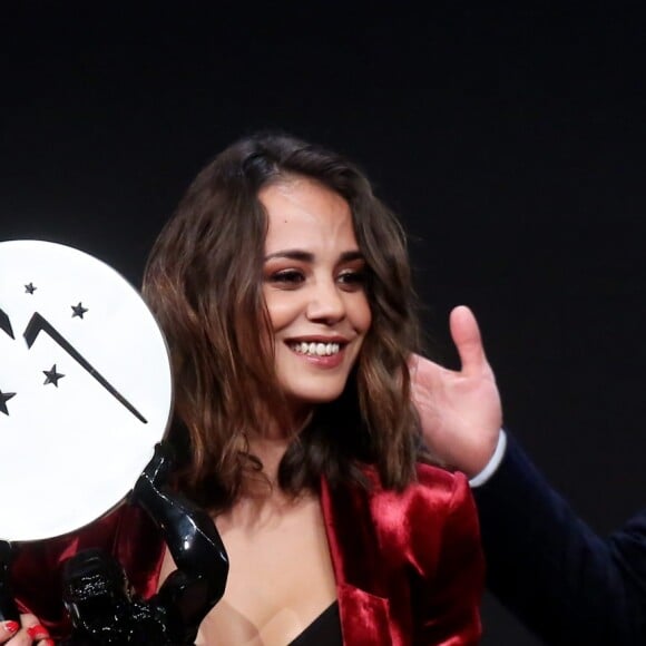 Patrick Timsit et Alice Belaïdi, prix d'interprétation dans un second rôle, lors de la cérémonie de clôture du 20e Festival du film de comédie à l'Alpe d'Huez, le 21 janvier 2017. © Dominique Jacovides/Bestimage