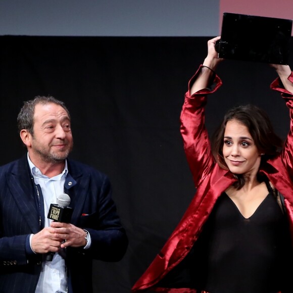 Patrick Timsit et Alice Belaïdi, prix d'interprétation dans un second rôle, lors de la cérémonie de clôture du 20e Festival du film de comédie à l'Alpe d'Huez, le 21 janvier 2017. © Dominique Jacovides/Bestimage