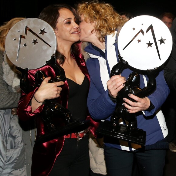Alice Belaïdi, prix d'interprétation dans un second rôle, et Alexandra Lamy, prix d'interprétation féminine, parmi les lauréats lors de la cérémonie de clôture du 20e Festival du film de comédie à l'Alpe d'Huez, le 21 janvier 2017. © Dominique Jacovides/Bestimage