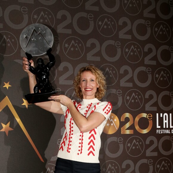 Alexandra Lamy, prix d'interprétation féminine parmi les lauréats lors de la cérémonie de clôture du 20e Festival du film de comédie à l'Alpe d'Huez, le 21 janvier 2017. © Dominique Jacovides/Bestimage
