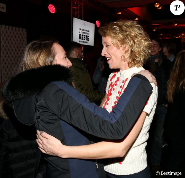 Audrey Lamy félicite sa soeur Alexandra Lamy pour son prix d'interprétation à la fin de la cérémonie de clôture de la 20e Festival du film de comédie à l'Alpe d'Huez, le 21 janvier 2017. Elles se tombent dans les bras. © Dominique Jacovides/Bestimage