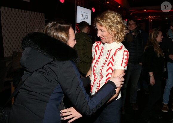 Audrey Lamy félicite sa soeur Alexandra Lamy pour son prix d'interprétation à la fin de la cérémonie de clôture de la 20e Festival du film de comédie à l'Alpe d'Huez, le 21 janvier 2017. Elles se tombent dans les bras. © Dominique Jacovides/Bestimage