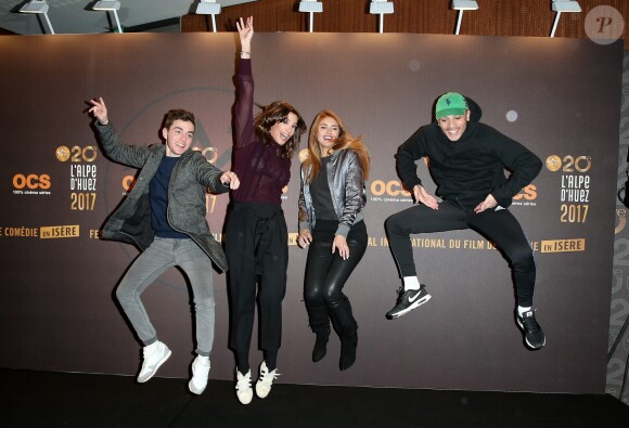 Panayotis Pascot, Andy Raconte (Nadège Dabrowski), Charlotte Gabris et Mister V (Yvick Letexier) lors du photocall de la cérémonie de clôture du 20e Festival du film de comédie à l'Alpe d'Huez, le 21 janvier 2017. © Dominique Jacovides/Bestimage
