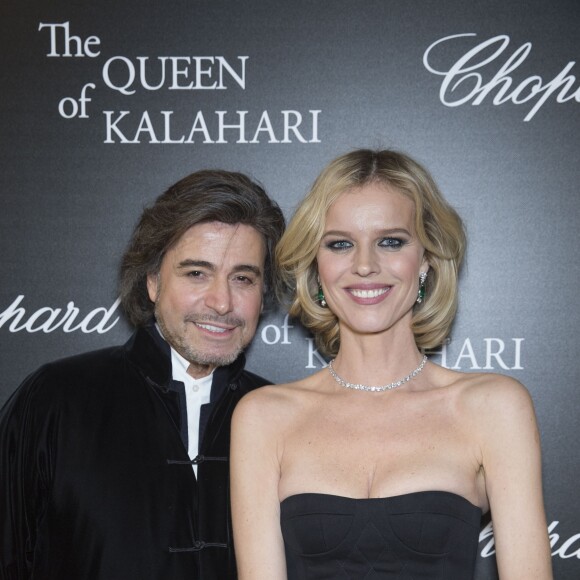 Semi-Exclusif - Alexandre Zouari et Eva Herzigova lors du photocall de la présentation de la collection Chopard ''The Queen of Kalahari'' au théâtre du Châtelet à Paris, le 21 janvier 2017.