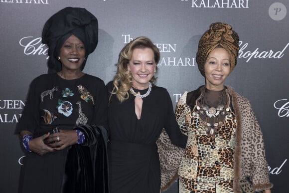 Semi-Exclusif - Khadja Nin, Caroline Scheufele et guest lors du photocall de la présentation de la collection Chopard ''The Queen of Kalahari'' au théâtre du Châtelet à Paris, le 21 janvier 2017.