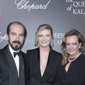 Semi-Exclusif - Alexis Veller, Kirsten Dunst et Caroline Scheufele lors du photocall de la présentation de la collection Chopard ''The Queen of Kalahari'' au théâtre du Châtelet à Paris, le 21 janvier 2017.