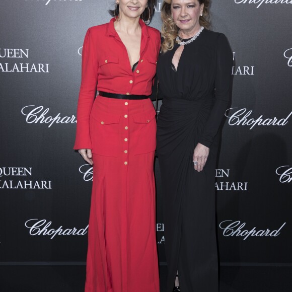 Semi-Exclusif - Juliette Binoche et Caroline Scheufele lors du photocall de la présentation de la collection Chopard ''The Queen of Kalahari'' au théâtre du Châtelet à Paris, le 21 janvier 2017.