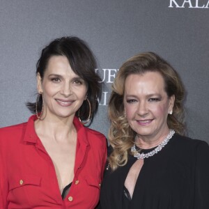 Semi-Exclusif - Juliette Binoche et Caroline Scheufele lors du photocall de la présentation de la collection Chopard ''The Queen of Kalahari'' au théâtre du Châtelet à Paris, le 21 janvier 2017.