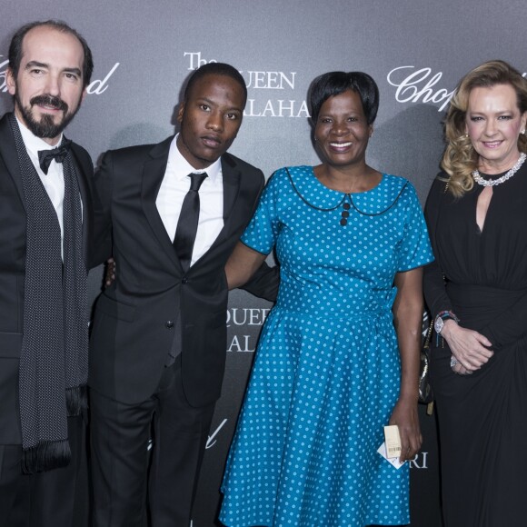 Semi-Exclusif - Alexis Veller, Tekolo, son fils et Caroline Scheufele lors du photocall de la présentation de la collection Chopard ''The Queen of Kalahari'' au théâtre du Châtelet à Paris, le 21 janvier 2017. ©