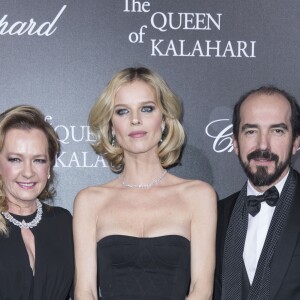 Semi-Exclusif - Caroline Scheufele, Eva Herzigova et Alexis Veller lors du photocall de la présentation de la collection Chopard ''The Queen of Kalahari'' au théâtre du Châtelet à Paris, le 21 janvier 2017.