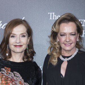 Semi-Exclusif - Isabelle Huppert et Caroline Scheufele lors du photocall de la présentation de la collection Chopard ''The Queen of Kalahari'' au théâtre du Châtelet à Paris, le 21 janvier 2017.