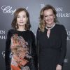 Semi-Exclusif - Isabelle Huppert et Caroline Scheufele lors du photocall de la présentation de la collection Chopard ''The Queen of Kalahari'' au théâtre du Châtelet à Paris, le 21 janvier 2017.