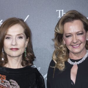 Semi-Exclusif - Isabelle Huppert et Caroline Scheufele lors du photocall de la présentation de la collection Chopard ''The Queen of Kalahari'' au théâtre du Châtelet à Paris, le 21 janvier 2017.