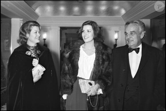 La princesse Grace, la princesse Caroline et le prince Rainier III de Monaco à Paris dans les années 1970.