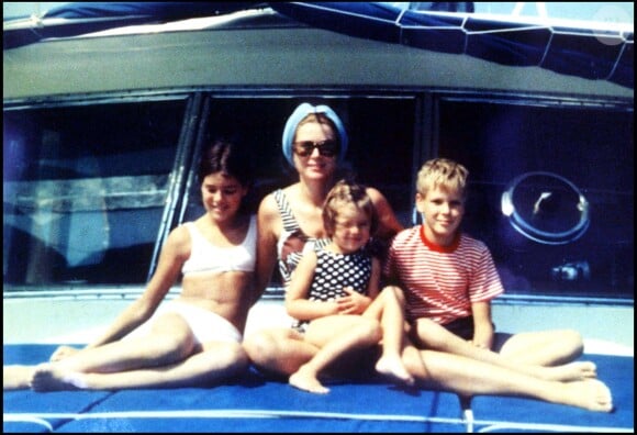 La princesse Grace de Monaco avec ses enfants Caroline, Stéphanie et Albert, photo d'archives.