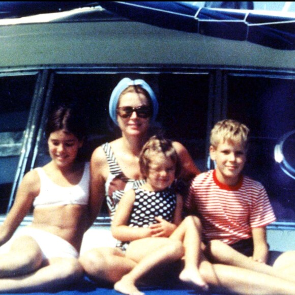 La princesse Grace de Monaco avec ses enfants Caroline, Stéphanie et Albert, photo d'archives.