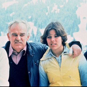 Le prince Rainier III et la princesse Grace de Monaco avec leurs enfants Caroline, Albert et Stéphanie à Gstaad en 1976.