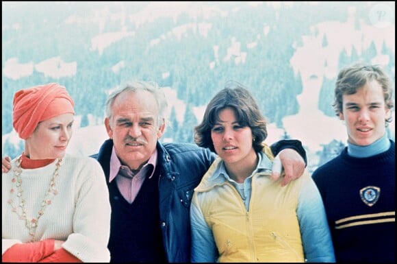 Le prince Rainier III et la princesse Grace de Monaco avec leurs enfants Caroline, Albert et Stéphanie à Gstaad en 1976.