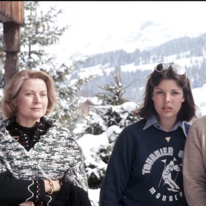 La princesse Grace et le prince Rainier III avec leurs filles Caroline et Stéphanie en vacances à Gstaad en 1977.