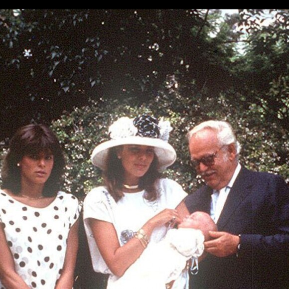 La princesse Caroline de Monaco en famille avec sa soeur Stéphanie, son père Rainier et son mari Stefano, en 1984 lors du baptême de son premier enfant, Andrea Casiraghi.