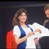 La princesse Caroline de Monaco et Stefano Casiraghi quittant la maternité avec leur fils Andrea Casiraghi en juin 1984.
