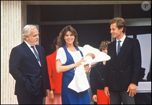 La princesse Caroline de Monaco et Stefano Casiraghi quittant la maternité avec leur fils Andrea Casiraghi en compagnie du prince Rainier, juin 1984.