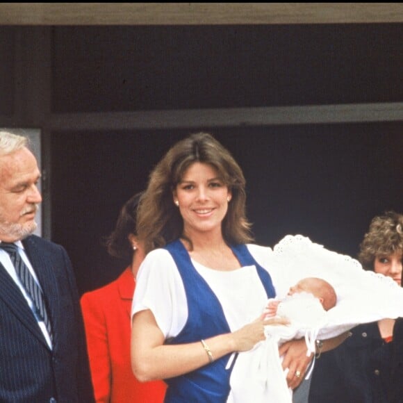 La princesse Caroline de Monaco et Stefano Casiraghi quittant la maternité avec leur fils Andrea Casiraghi en compagnie du prince Rainier, juin 1984.