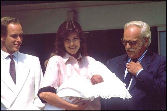 La princesse Caroline de Monaco, portant sa fille Charlotte Casiraghi, entourée de son frère le prince Albert et leur père le prince Rainier à la sortie de la maternité en août 1986.