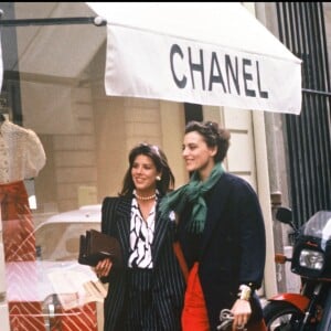 La princesse Caroline de Monaco et Inès de la Fressange se rendant à la boutique Chanel à Paris en 1985.