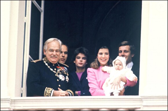 La princesse Caroline de Monaco et Stefano Casiraghi avec leur fils Andrea, aux côtés du prince Rainier, du prince Albert et de la princesse Stéphanie au balcon du palais princier lors de la Fête nationale en novembre 1984.