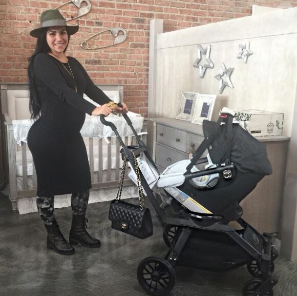 Asa Soltan Rahmati, enceinte, fait des achats. Instagram, décembre 2016
