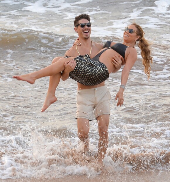 Exclusif - Mariah Carey et son nouveau compagnon le chorégraphe Bryan Tanaka s'embrassent et s'amusent sur la plage à Hawaii, le 28 novembre 2016.