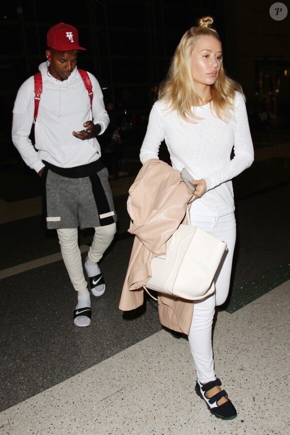 Iggy Azalea prend un vol avec son petit-ami Nick Young (qui porte des chaussettes avec des tongues) à Los Angeles, le 16 août 2015.