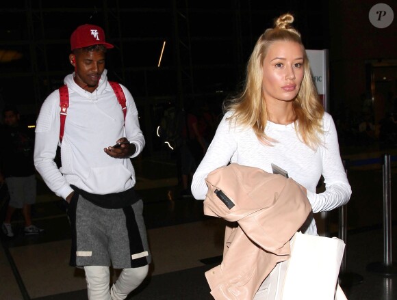 La rappeuse Iggy Azalea et son fiancé Nick Young vont prendre un avion pour l'Australie à l'aéroport de LAX à Los Angeles, le 16 août 2015.
