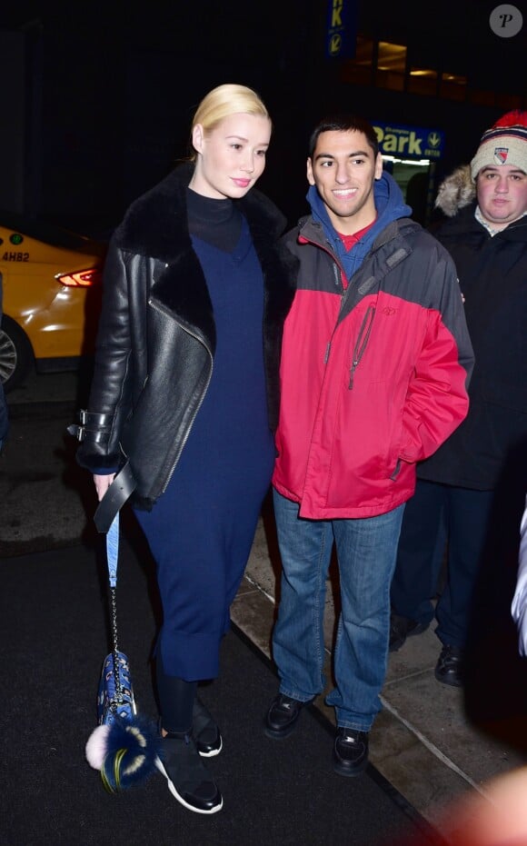 Iggy Azalea pose avec ses fans en arrivant à son hôtel à New York, le 18 janvier 2016