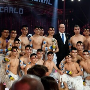 Le prince Albert II de Monaco avec la troupe XianJiang (Clown d'argent) - Soirée de gala du 41ème festival du cirque de Monte-Carlo à Monaco, le 24 Janvier 2017. © Manuel Vitali/Centre de Presse Monaco/Bestimage