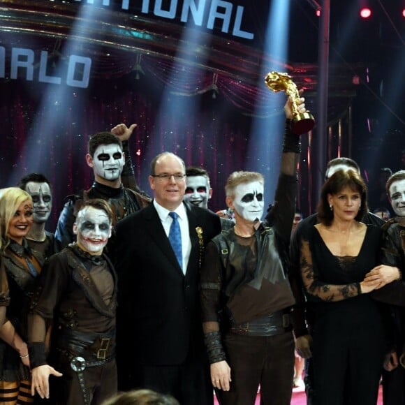 Le prince Albert II de Monaco, la princesse Stéphanie de Monaco et la Troupe Trushin (Clown d'Or) - Soirée de gala du 41ème festival du cirque de Monte-Carlo à Monaco, le 24 Janvier 2017. © Manuel Vitali/Centre de Presse Monaco/Bestimage