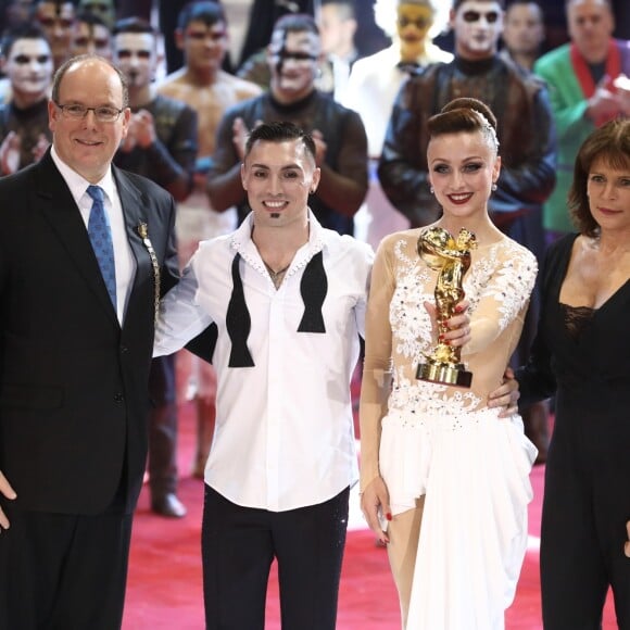 Le prince Albert II de Monaco et la princesse Stéphanie remettent le Clown d'Or à Sky Angels - Soirée de gala du 41ème festival du cirque de Monte-Carlo à Monaco, le 24 Janvier 2017. © Pool/Frédéric Nebinger Monaco/Bestimage