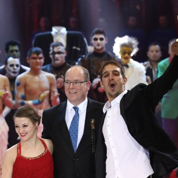 Le prince Albert II de Monaco remet le Clown d'Argent à Chily and Fly - Soirée de gala du 41ème festival du cirque de Monte-Carlo à Monaco, le 24 Janvier 2017. © Pool/Frédéric Nebinger Monaco/Bestimage