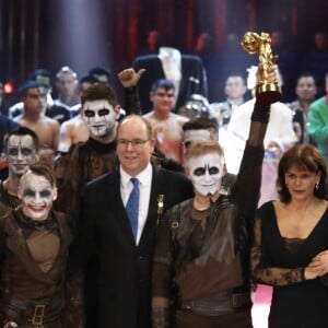 Le prince Albert II de Monaco remet le Clown d'Or à la troupe Trushin - Soirée de gala du 41ème festival du cirque de Monte-Carlo à Monaco, le 24 Janvier 2017. © Pool/Frédéric Nebinger Monaco/Bestimage